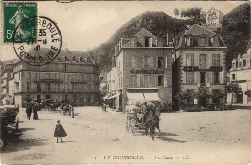 Carte postale ancienne La Bourboule La Place à La Bourboule