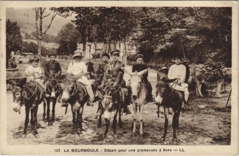 Carte postale ancienne La Bourboule Depart pour une promenade a anes à La Bourboule