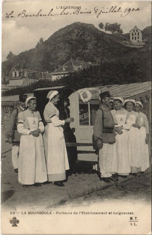 Carte postale ancienne La Bourboule Porteurs de l'Etablissement à La Bourboule