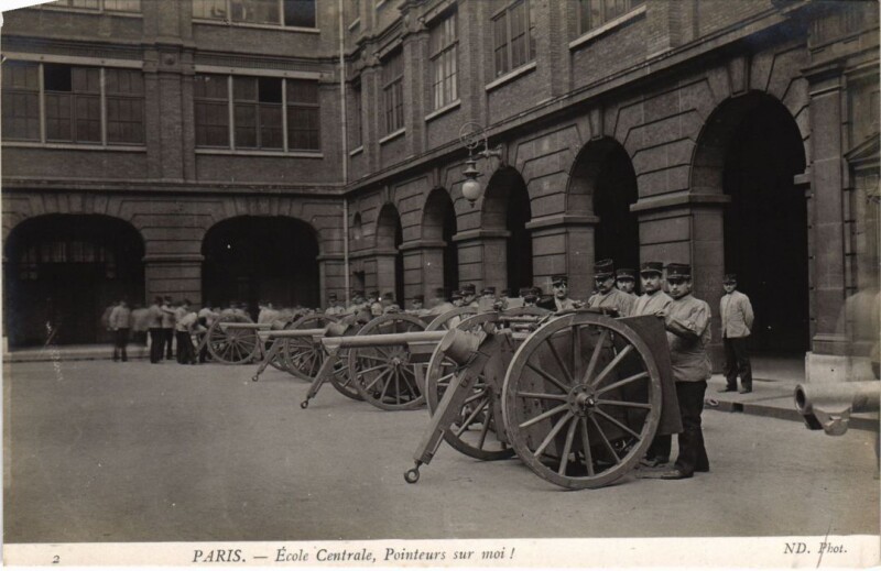Carte postale ancienne Paris 3e Ecole Centrale Pointeurs sur moi à Paris 3e