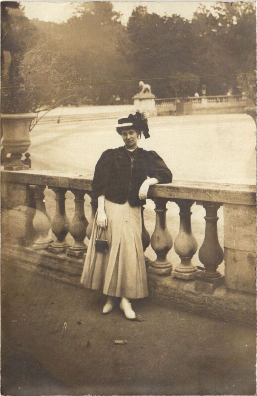 Carte postale ancienne Paris 6e une femme dans le Jardin du Luxembourg carte photo à Paris 6e