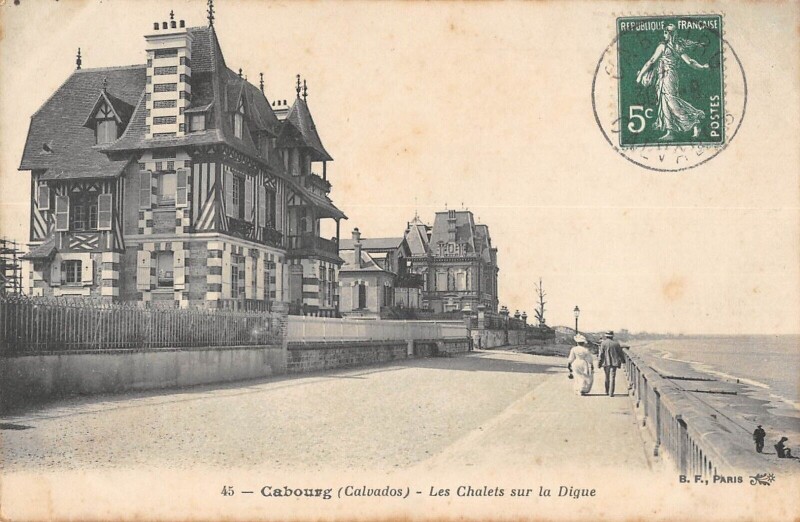 Carte postale ancienne Cabourg Les Chalets Sur La Digue à Cabourg