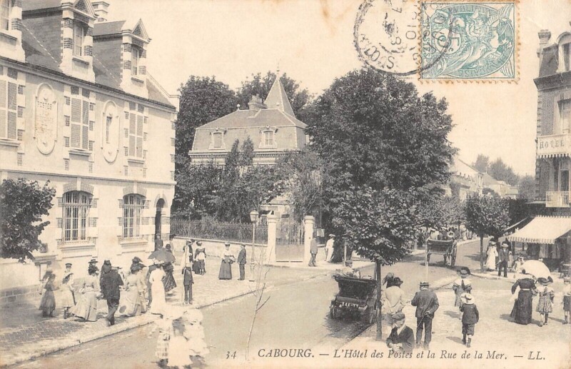 Carte postale ancienne Cabourg L'Hotel Des Postes Et La Rue De La Mer à Cabourg