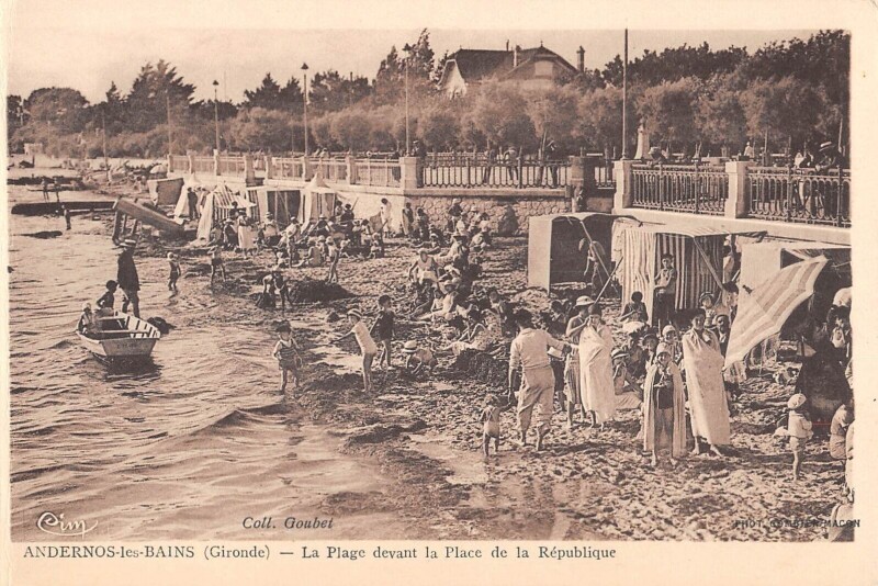 Carte postale ancienne Andernos La Plage Devant La Place De La Republique