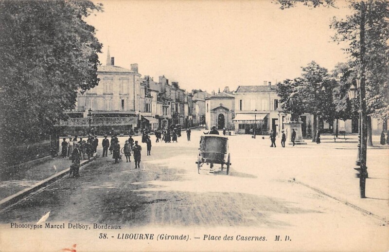 Carte postale ancienne Libourne Place Des Casernes à Libourne