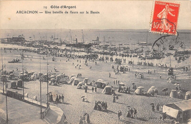 Carte postale ancienne Arcachon Une Bataille De Fleurs Sur Le Bassin à Arcachon