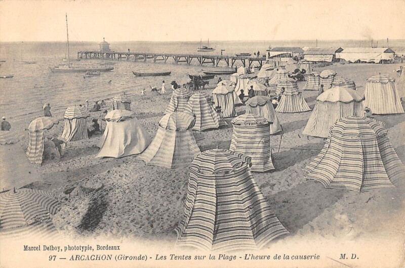 Carte postale ancienne Arcachon Les Tentes Sur La Plage Heure De La Causerie à Arcachon