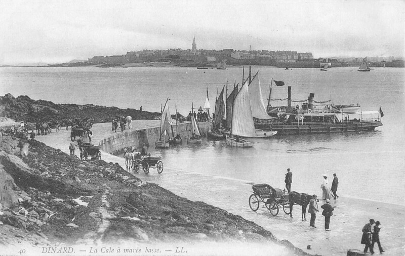 Carte postale ancienne Dinard La Cale A Maree Basse à Dinard