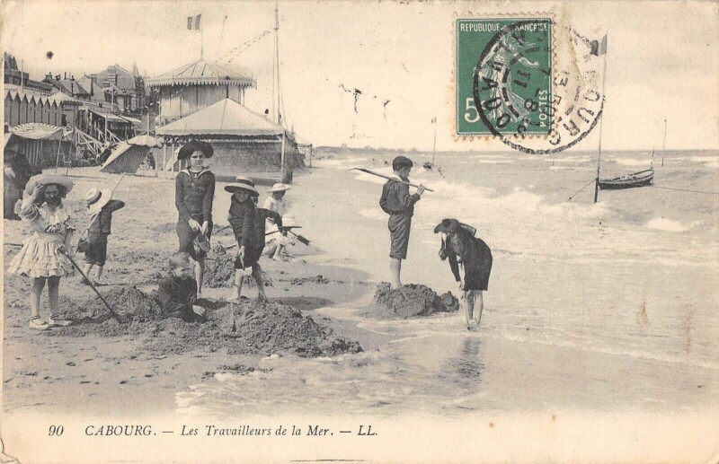 Carte postale ancienne Cabourg Les Travailleurs De La Mer à Cabourg