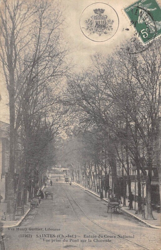Carte postale ancienne Saintes Entree Du Cours National Vue Prise Du Pont Sur La Charente à Saintes