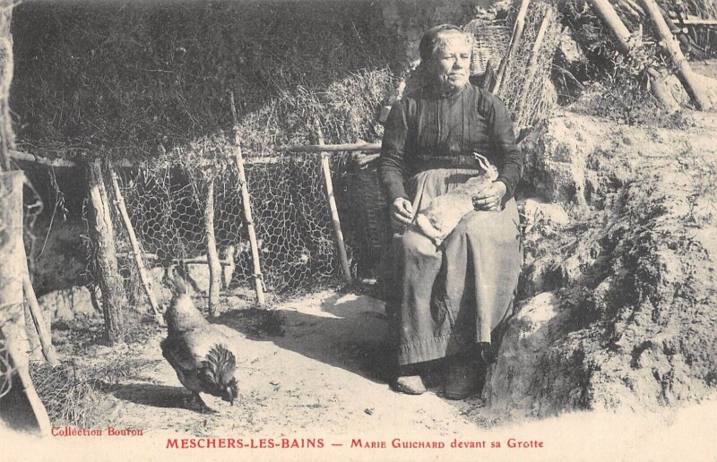 Carte postale ancienne Meschers Les Bains Marie Guichard Devant Sa Grotte