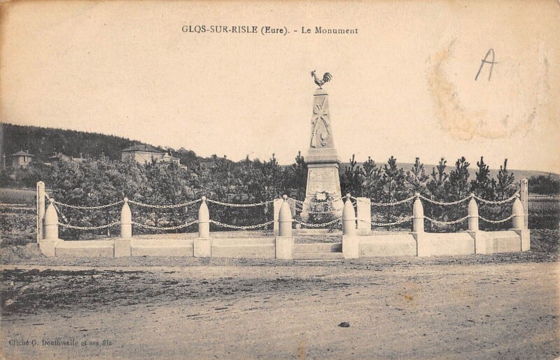 Carte postale ancienne Glos Sur Risle Le Monument à Glos-sur-Risle