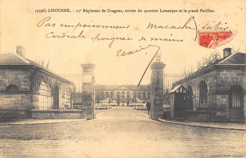 Carte postale ancienne Libourne 15e Regiment De Dragons Entree Quartier Lamarque à Lamarque