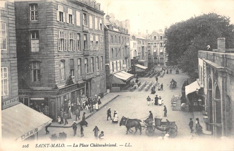 Carte postale ancienne Saint Malo La Place Chateaubriand à Saint-Malo