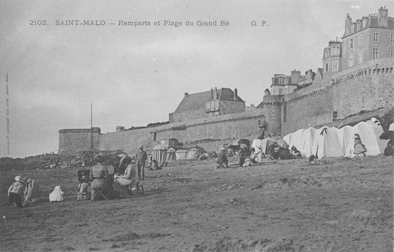Carte postale ancienne Saint Malo Remparts Et Plage Du Grand Be à Saint-Malo