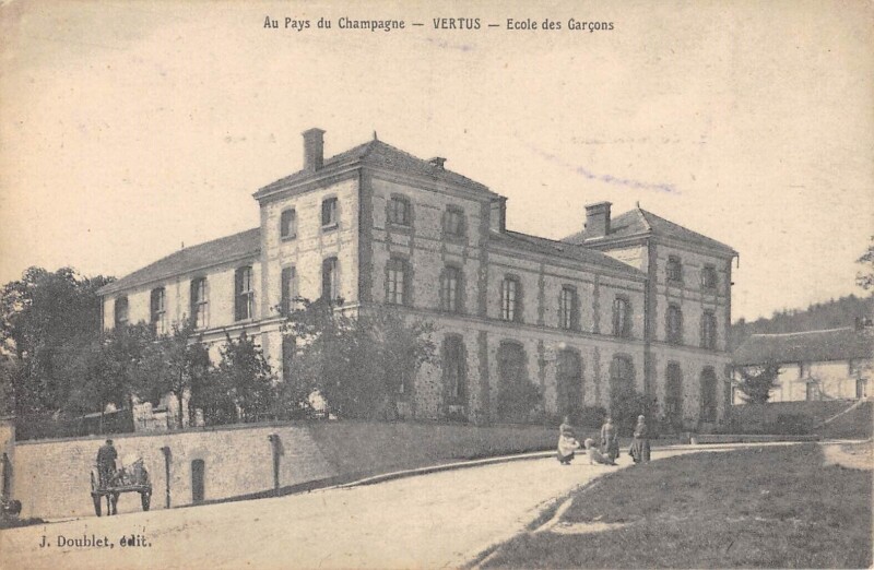 Carte postale ancienne Vertus Ecole De Garcons