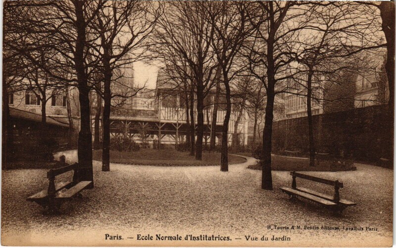 Carte postale ancienne Ecole Normale d'Institutrices - Vue du Jardin à Paris 17e