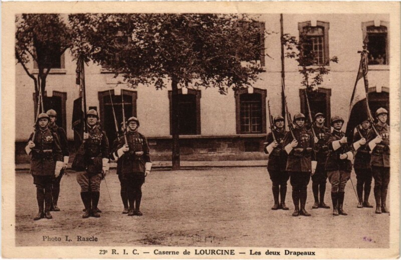 Carte postale ancienne 23e Régiment d'Infanterie Coloniale - Caserne de Lourcine - Les deux Drapeaux à Paris 13e