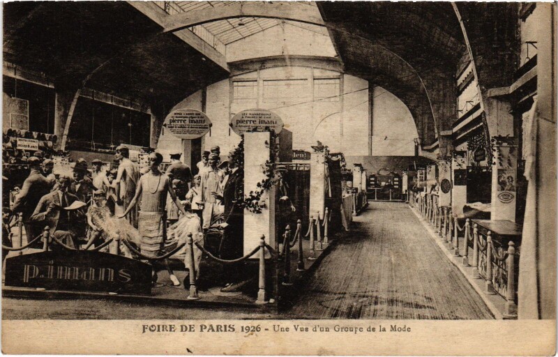 Carte postale ancienne Foire de Paris 1926 - Une Vue d'un Groupe de la Mode à Paris 15e