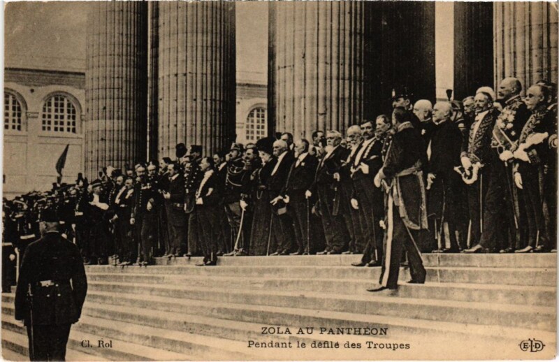 Carte postale ancienne Paris 5e Zola Au Pantheon pendant le defile à Paris 5e