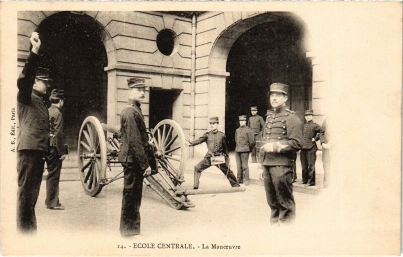 Carte postale ancienne Paris 3e Ecole Centrale La Manoeuvre à Paris 3e