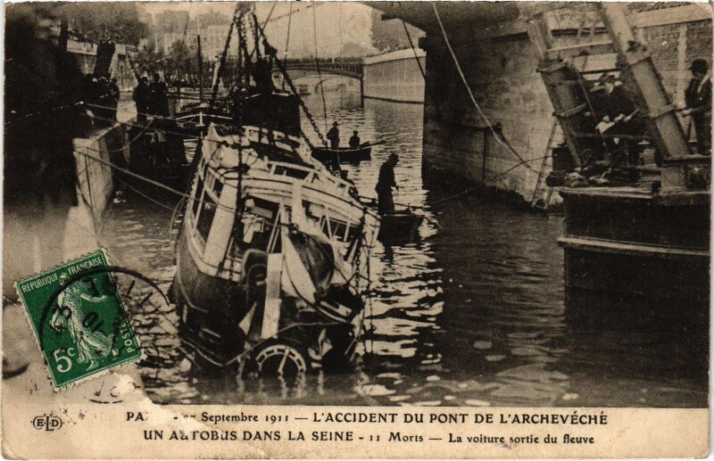 Carte postale ancienne Paris Accident Autobus dans la Seine