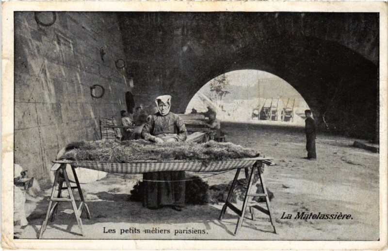 Carte postale ancienne Paris Petits Metiers La Matelassiere à Paris