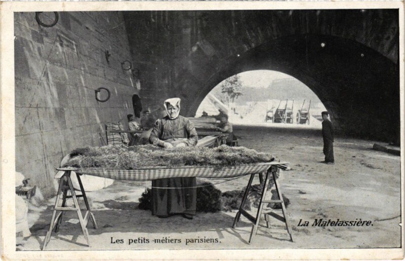 Carte postale ancienne Paris Petits Metiers La Matelassiere à Paris