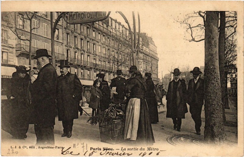 Carte postale ancienne Paris Vecu. La sortie du Metro