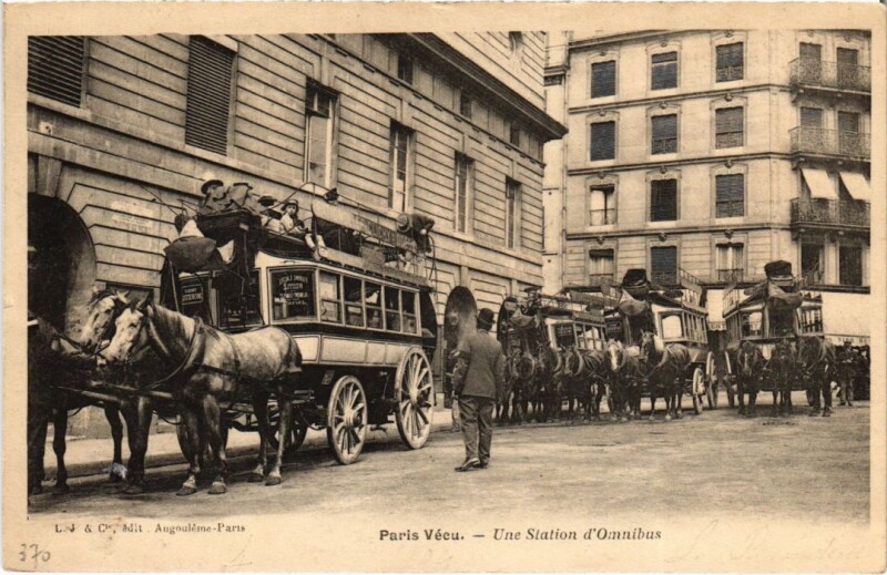 Carte postale ancienne Paris Vecu. Station d'Omnibus