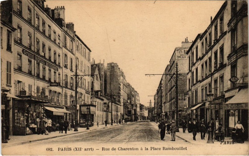 Carte postale ancienne Rue de Charenton à la Place Rambouillet à Paris 12e