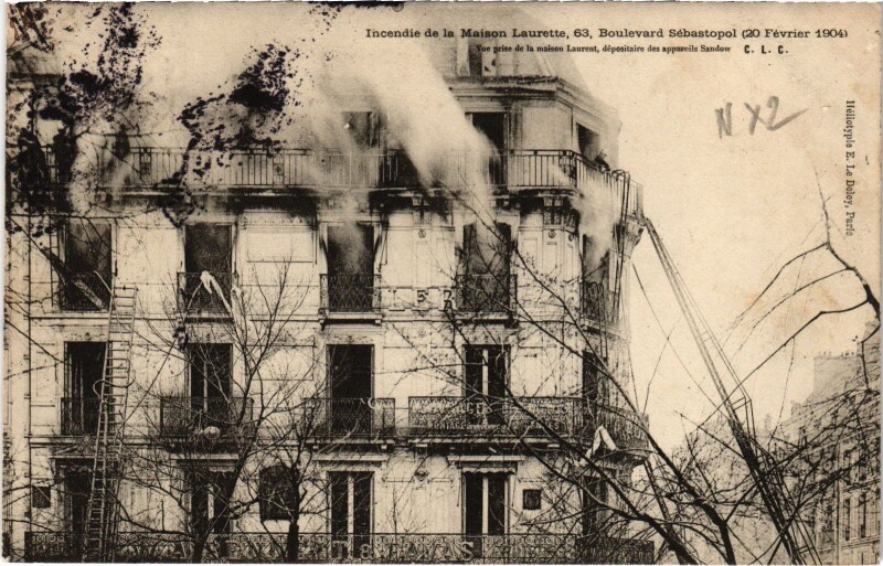 Carte postale ancienne Incendie de la Maison Laurette à Paris 1er