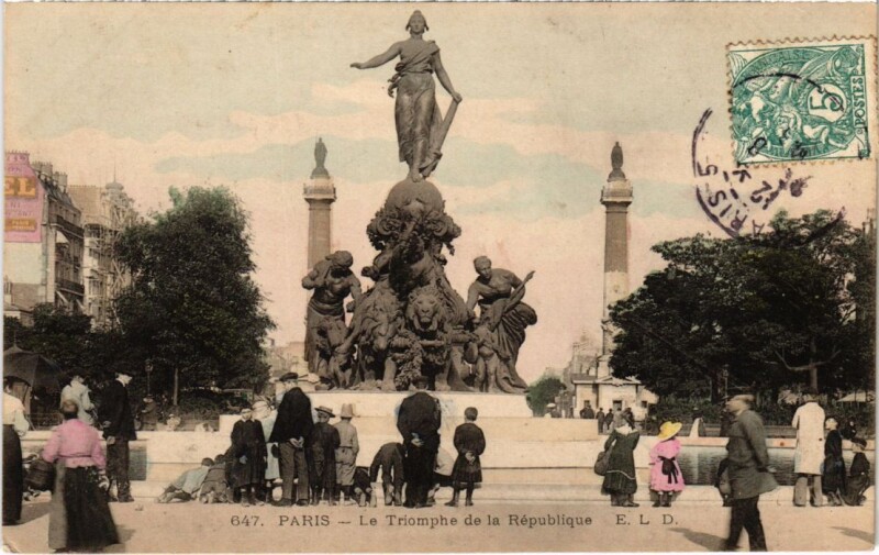 Carte postale ancienne Le Triomphe de la République à Paris 11e