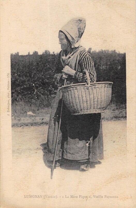 Carte postale ancienne Lusignan La Mere Pique à Lusignan