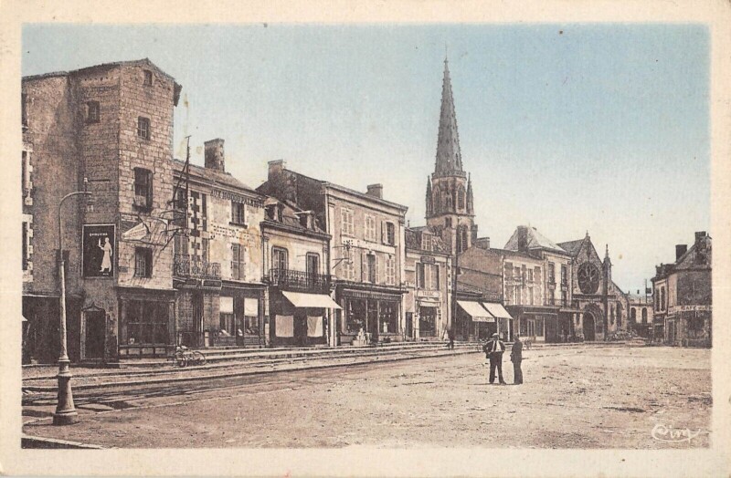 Carte postale ancienne Mirebeau En Poitou La Place Eglise Cote Est à Mirebeau