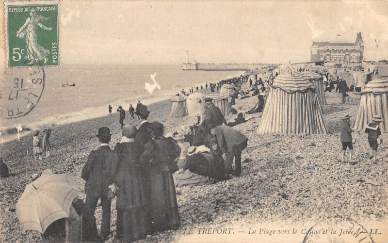 Carte postale ancienne Le Treport La Plage Vers Le Casino Et La Jetee