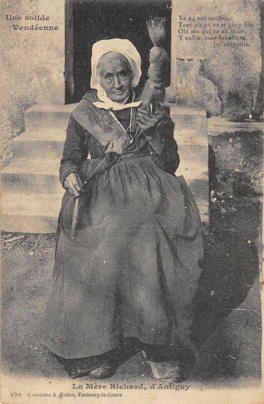Carte postale ancienne Une Solide Vendeenne La Mere Richard D'Antigny à Antigny