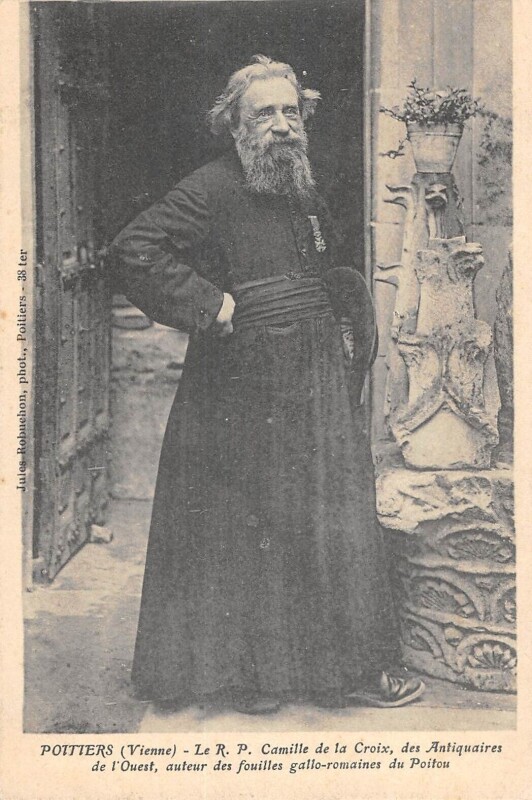 Carte postale ancienne Le Pere Camille De La Croix Des Antiquaires De Louest Auteur Poitiers à Poitiers