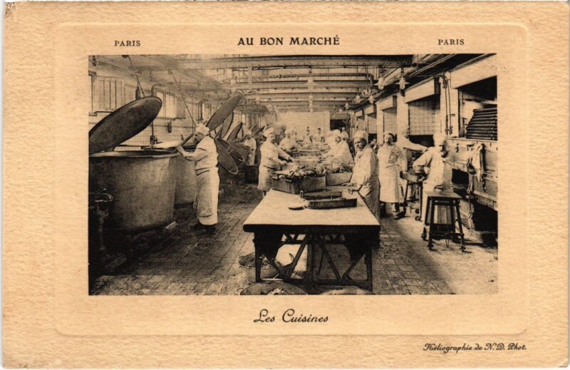 Carte postale ancienne Paris 7e Au Bon Marche la Cuisine à Paris 7e