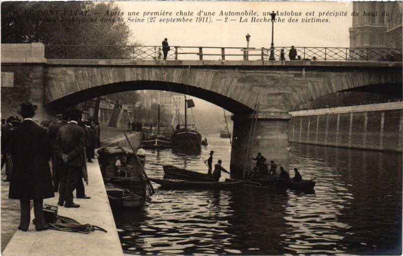 Carte postale ancienne Paris Accident Autobus dans la Seine