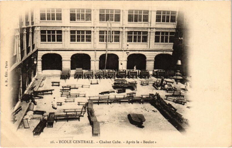 Carte postale ancienne Paris 3e Ecole Centrale Apres le Boulot Chahut Cube à Paris 3e