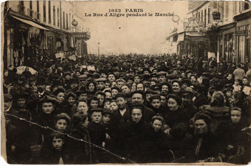 Carte postale ancienne Paris 12e Rue d'Aligre pendant le Marche à Paris 12e