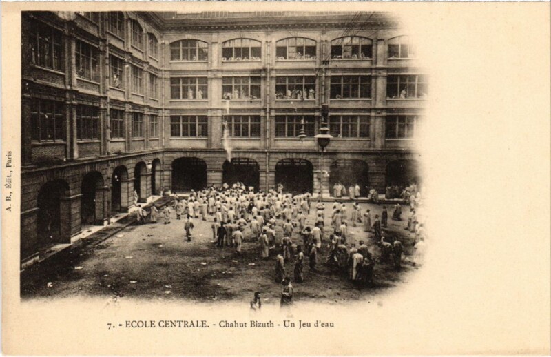 Carte postale ancienne Paris 3e Ecole Centrale Chahut Bizuth un jeau d'eau à Paris 3e