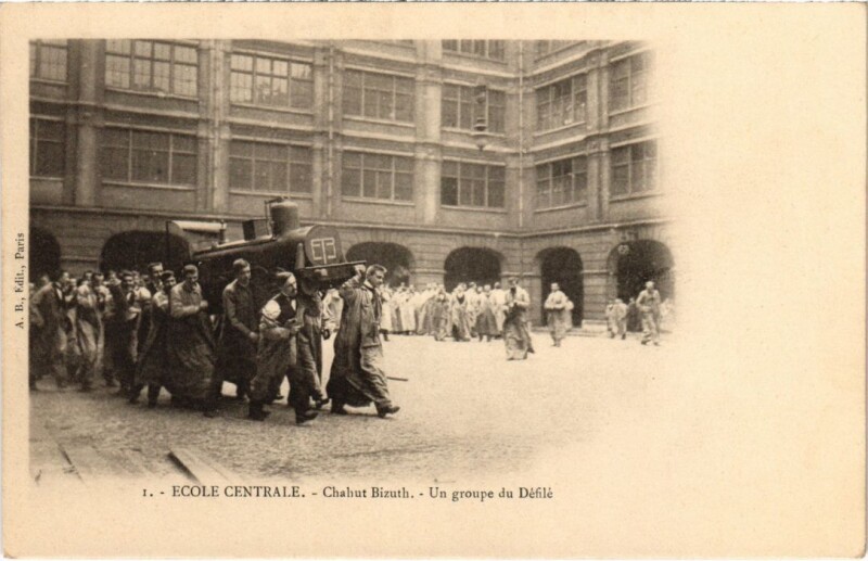 Carte postale ancienne Paris 3e Ecole Centrale Chahut Bizuth un groupe du Defile à Paris 3e