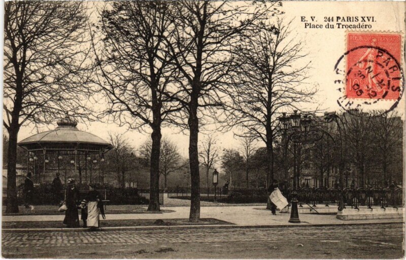 Carte postale ancienne Place du Trocadéro à Paris 16e