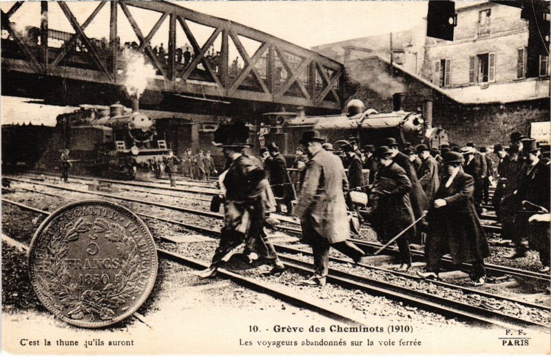 Carte postale ancienne Grève des Cheminots 1910 - Les voyageurs abandonnés sur la voie ferrée