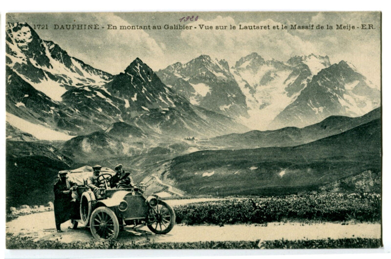 Carte postale ancienne Hautes-Alpes En montant au Galibier Vue sur le Lautaret et la Meije animé