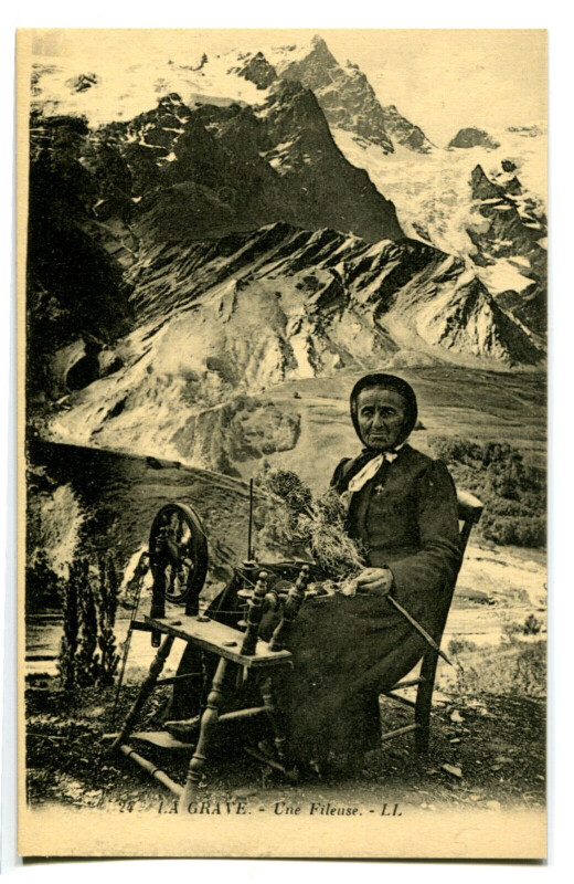 Carte postale ancienne Hautes-Alpes La Grave Une Fileuse à La Grave