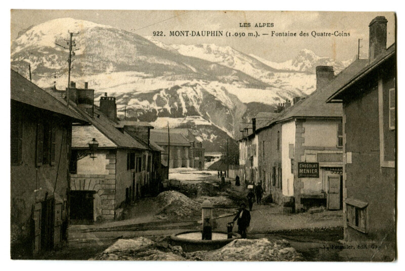 Carte postale ancienne Hautes-Alpes Mont-Dauphin Fontaine des Quatre-coins animé à Mont-Dauphin