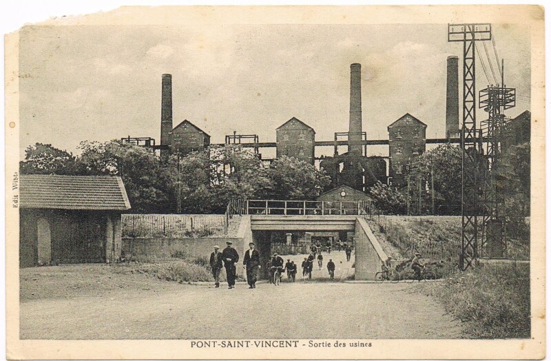 Carte postale ancienne Sortie des usines à Pont-Saint-Vincent
